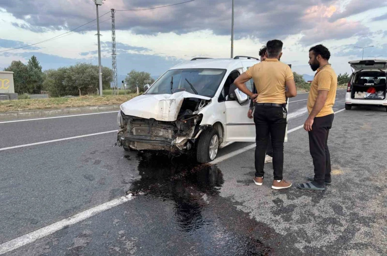 Lastiği patlayan araç refüjdeki direği devirdi: 1 yaralı