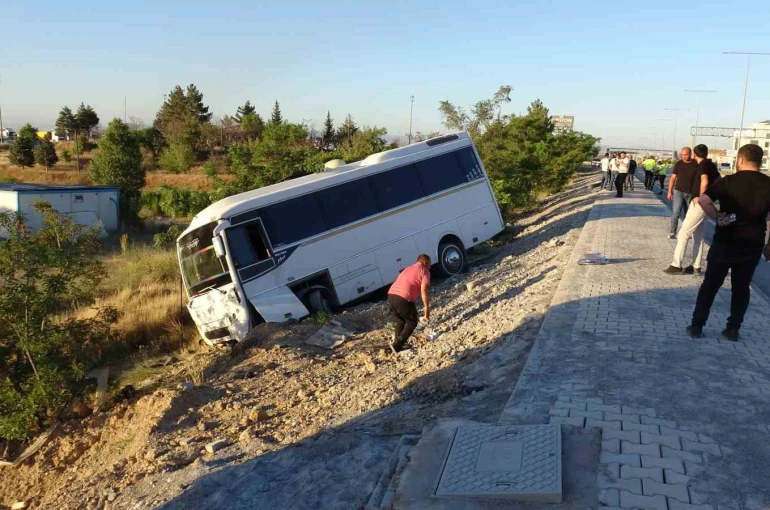 Lastiği patlayan servis aracı şarampole devrildi: 5 yaralı 