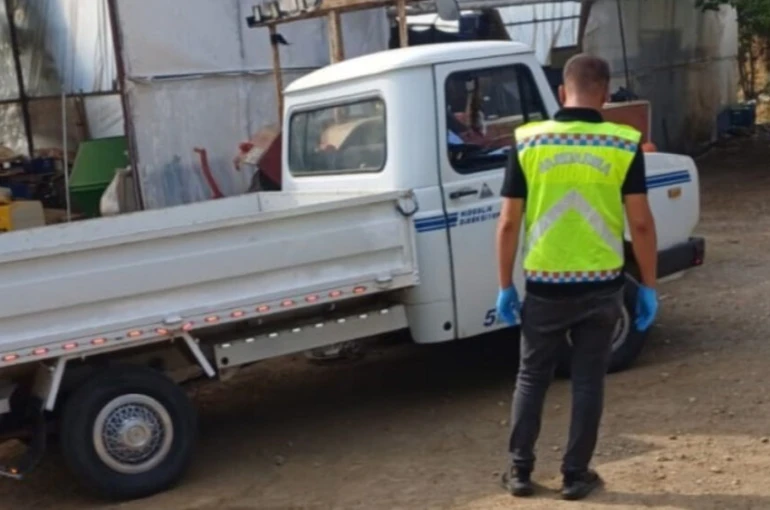 Lastiğini tamir ettiği kamyonet ile traktör arasına sıkışarak hayatını kaybetti