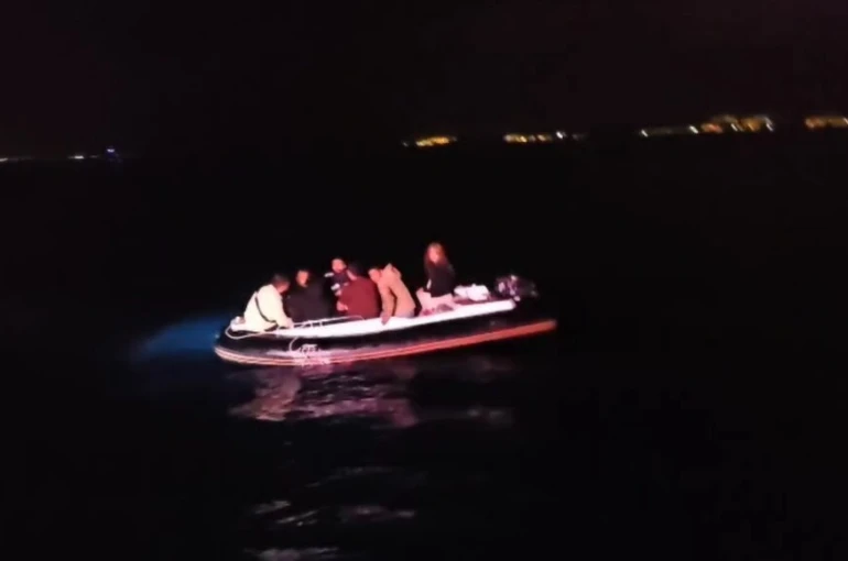 Lastik botta 6 düzensiz göçmen yakalandı