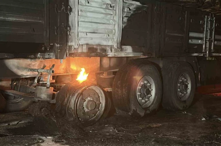 Lastikleri tutuşan tomruk yüklü tırı yanmaktan itfaiye kurtardı