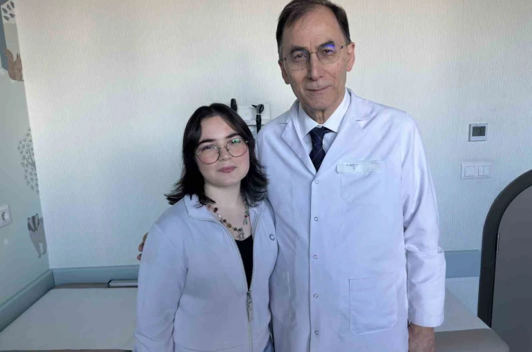 Lenf kanserini yendi, doktorundan ilham alıp tıp fakültesini kazandı: Yıllar sonra yine aynı karede buluştular