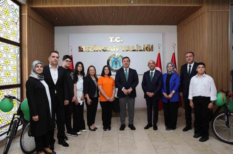 LGS’de 500 tam puan alan 3 öğrenci ödüllendirildi
