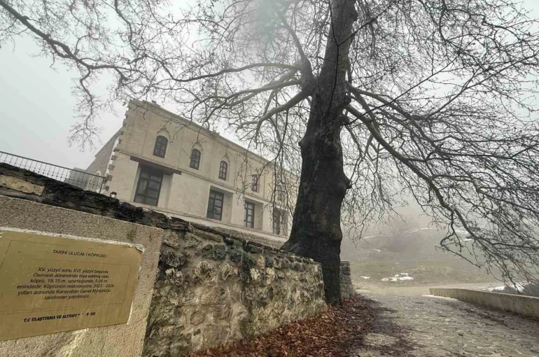 Lice’deki 486 yıllık Atak Ulu Camii sis içinde kaldı