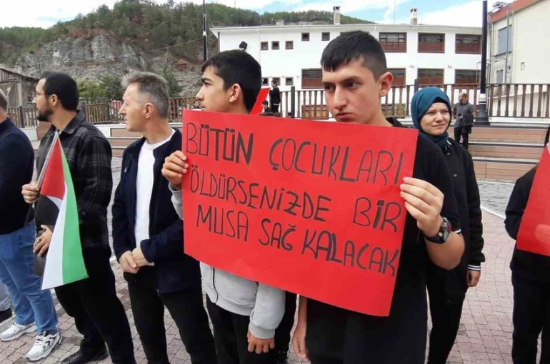 Lise öğrencileri Gazze için yürüdü