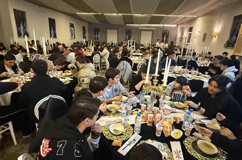 Lise öğrencileri ve öğretmenleri iftar sofrasında buluştu