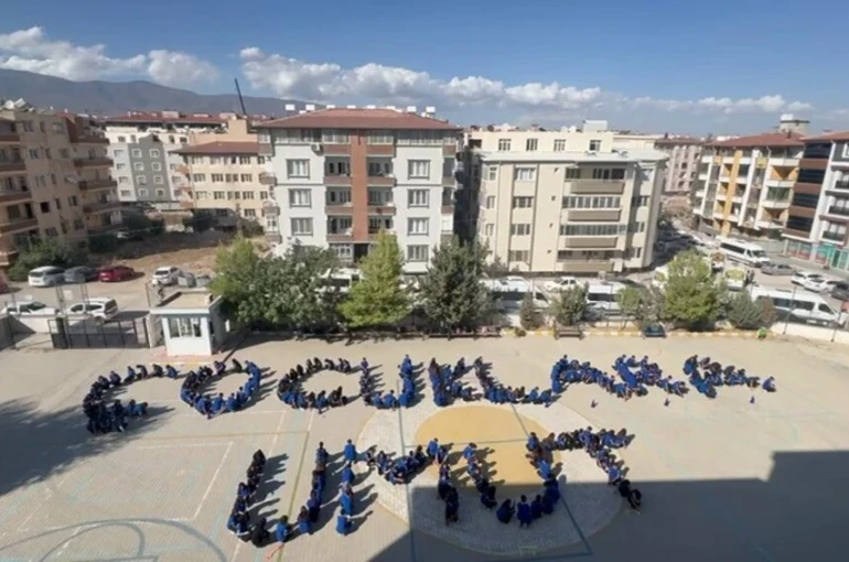 Liseliler Gazzeli çocuklar için koreografi oluşturdu