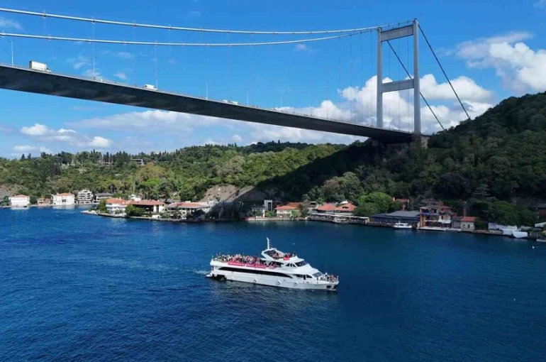 Liverpool taraftarı maç öncesi İstanbul’da boğaz turu yaptı