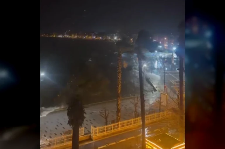 Lodos denizi taşırdı, dalgalar yükseldi