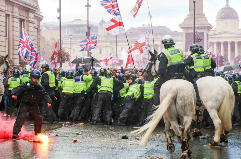 Londra’da 150 bin kişilik göçmenlik karşıtı "Krallığı Birleştir" protestoları