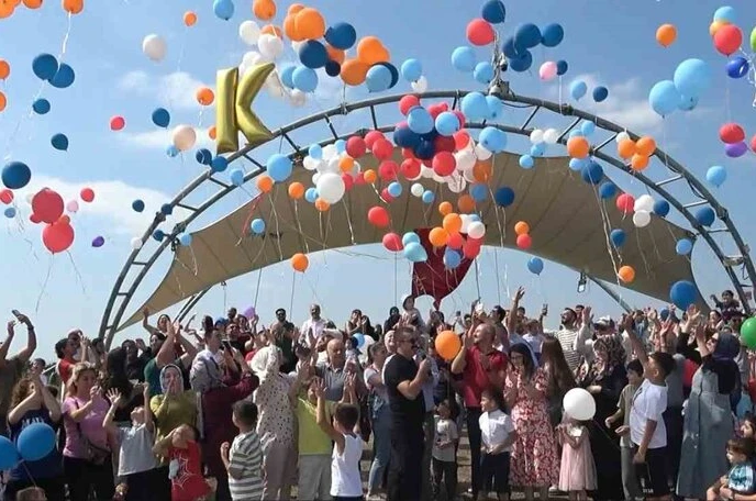 Lösemiyi yenen Kağan için gökyüzüne yüzlerce balon bıraktılar