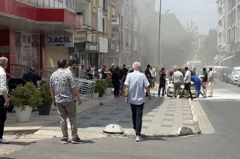Lüks araç alevlere teslim oldu