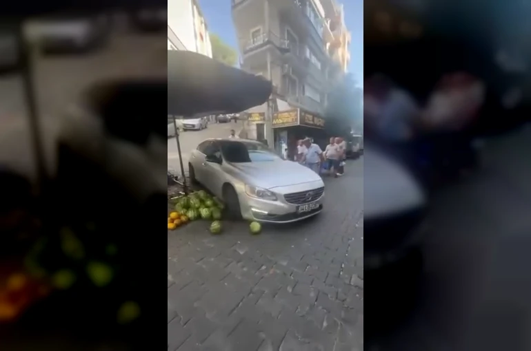 Lüks aracıyla girdiği pazar tezgahını darmadağın etti