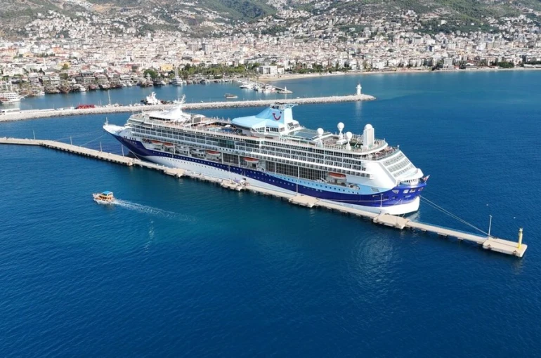 Lüks kruvaziyer bin 739 yolcu, 742 mürettebatıyla Alanya’ya demirledi