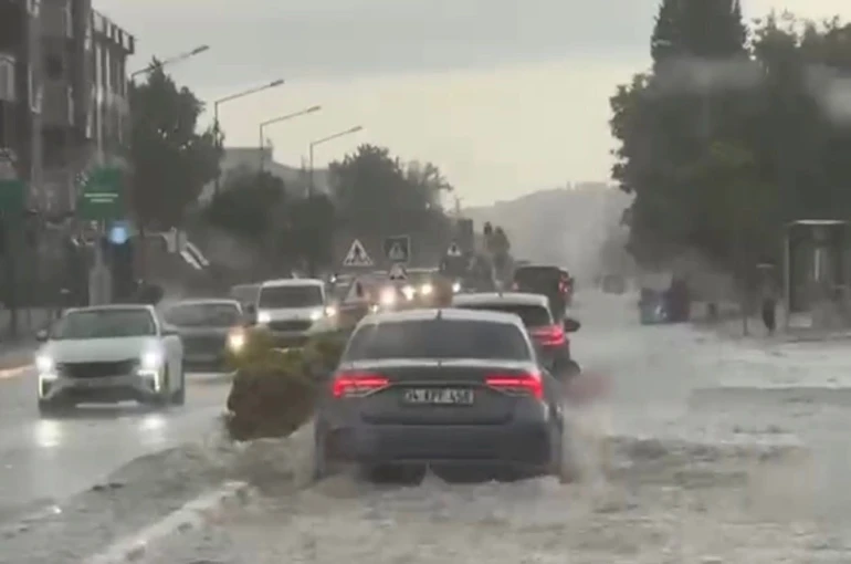 Lüleburgaz’da sağanak yağış hayatı felç etti: Cadde ve sokaklar göle döndü