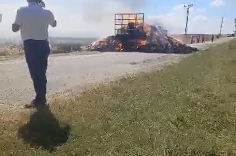 Lüleburgaz’da saman balyası yüklü römorkta yangın