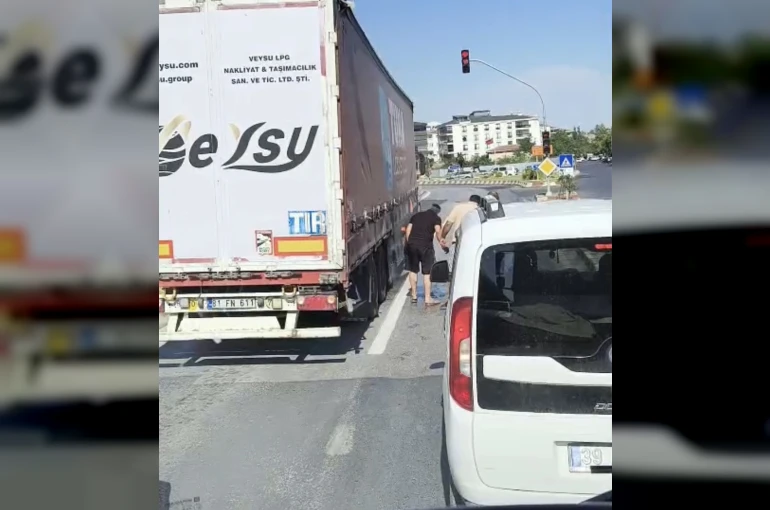 Lüleburgaz’da seyir halindeki tır alev aldı