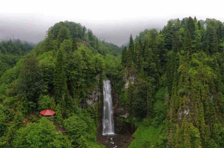 Macahel’in saklı cenneti Maral Şelalesi ziyaretçilerini büyülüyor