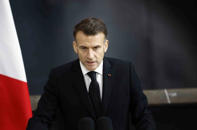 Macron ve Pezeşkiyan telefonda görüştü