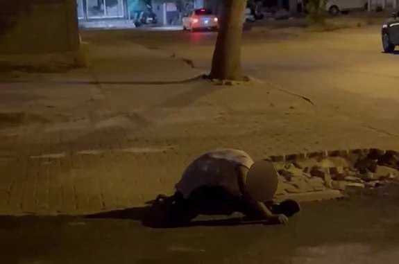 Madde bağımlısı olduğu iddia edilen şahıs sokak ortasında yığılıp kaldı