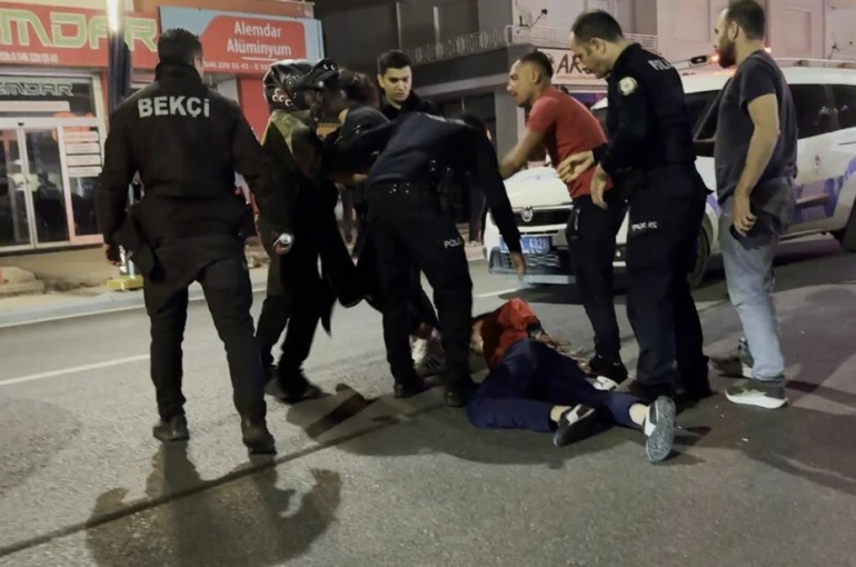 Maddi hasarlı kaza sonrası tarafların kavgası kameraya yansıdı