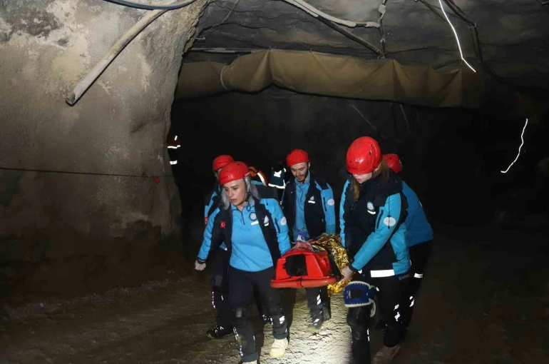 Maden ocağındaki göçük tatbikatı gerçeği aratmadı