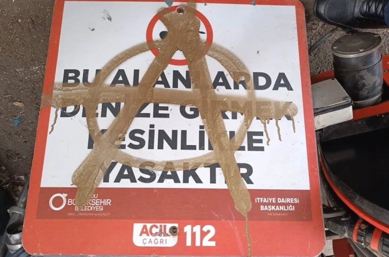 Magandalar can simitlerini çaldı, uyarı levhalarına zarar verdi