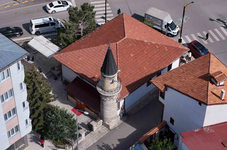 Mahalle adını bu camiden alıyor, minaresindeki zincirler ile dikkat çekiyor