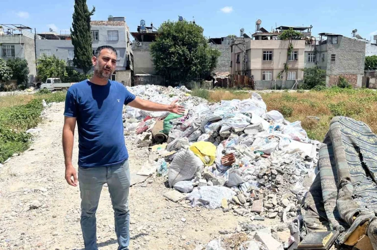 Mahalle arasındaki arsa çöplüğe döndü, vatandaşlar tepki gösterdi
