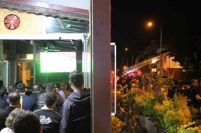 Mahalle yanarken onlar derbiyi izledi