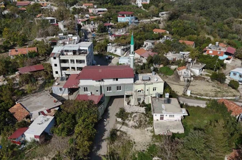 Mahallelinin uygun yer bulamaması üzerine inşa edilen caminin altından 6 metre genişliğinde yol geçiyor