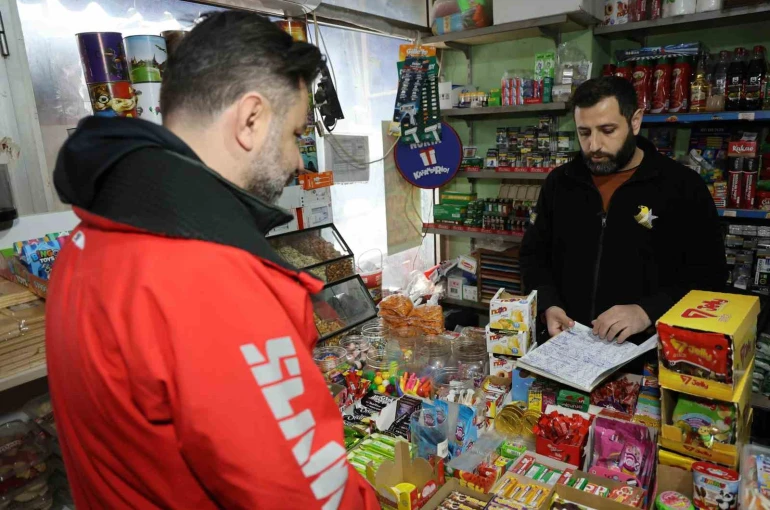 Mahallenin bakkal borcunu ödeyip, veresiye defterini yaktı