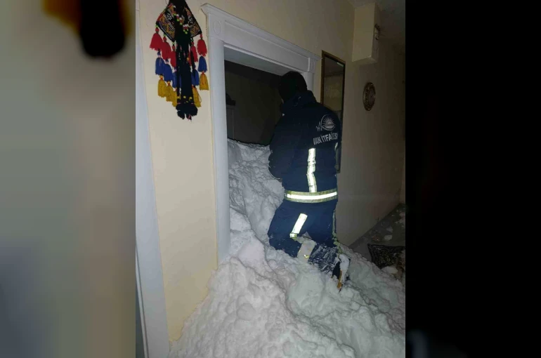 Mahalleye çığ düştü: 1 kişi kayıp, 22 ev boşaltıldı