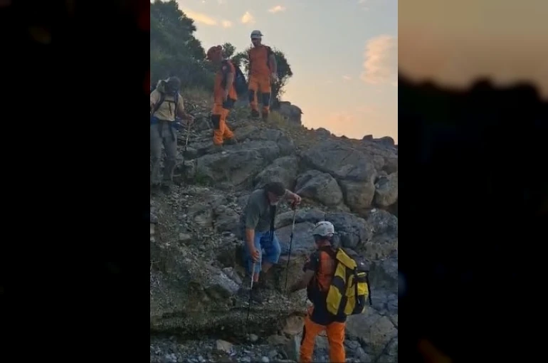 Mahsur kalan 2 kişi 3 saatlik çalışmayla kurtarıldı