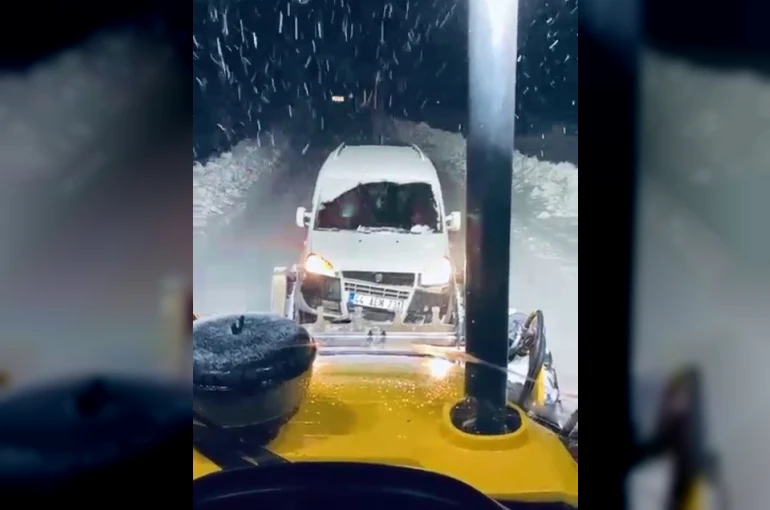 Mahsur kalan araçlar kurtarıldı