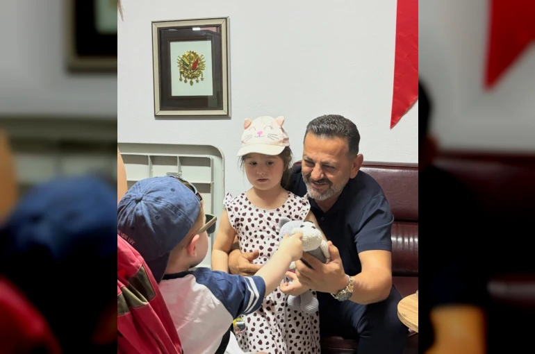 Makamın en özel misafirleri minikler oldu 