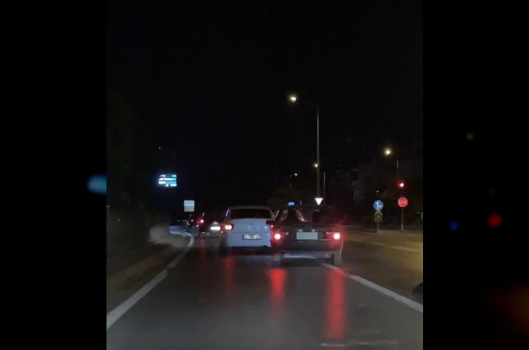 Makas atan sürücü hem yanındakileri hem trafiği tehlikeye attı