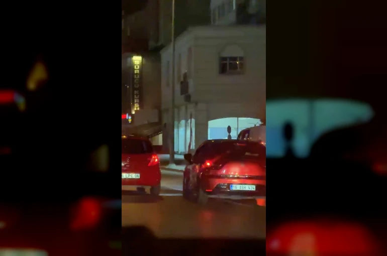 Makas atarak trafiği tehlikeye soktu, gözden kayboldu