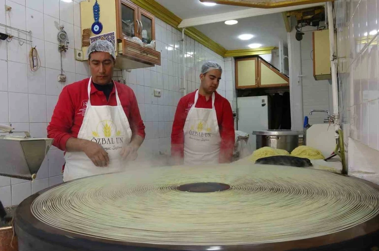 Makine üretimine karşı el dökümü kadayıf