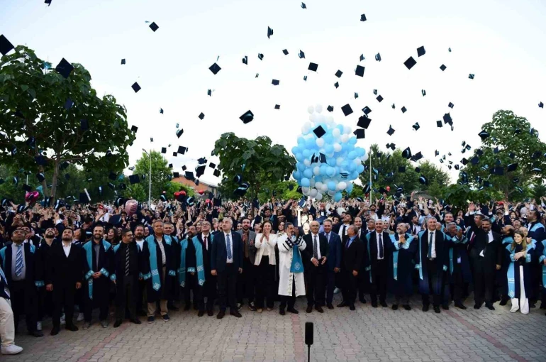 Malatya Turgut Özal Üniversitesi’nde mezuniyet coşkusu