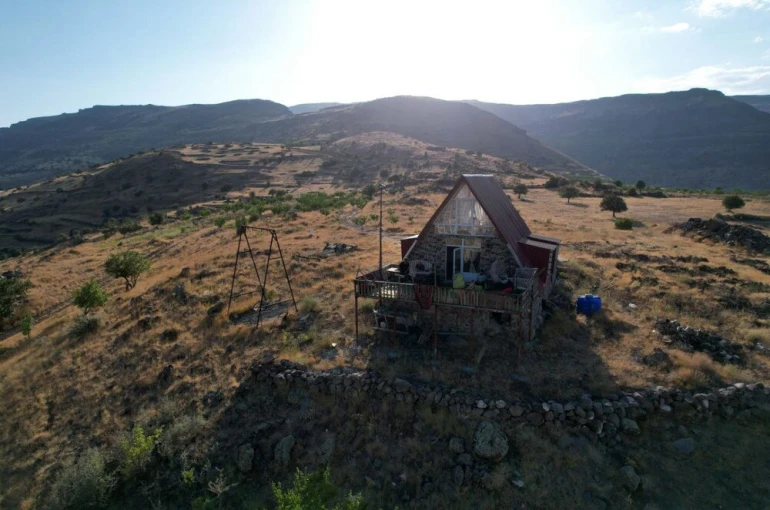 Malatya’da bin 600 rakımdaki bungalov evi görenler bir daha bakıyor