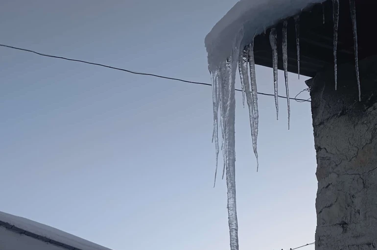 Malatya’da buz sarkıtları metreyle ölçüldü