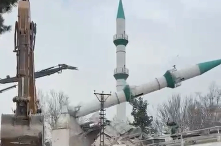 Malatya’da depremde hasar gören cami kontrollü şekilde yıkıldı