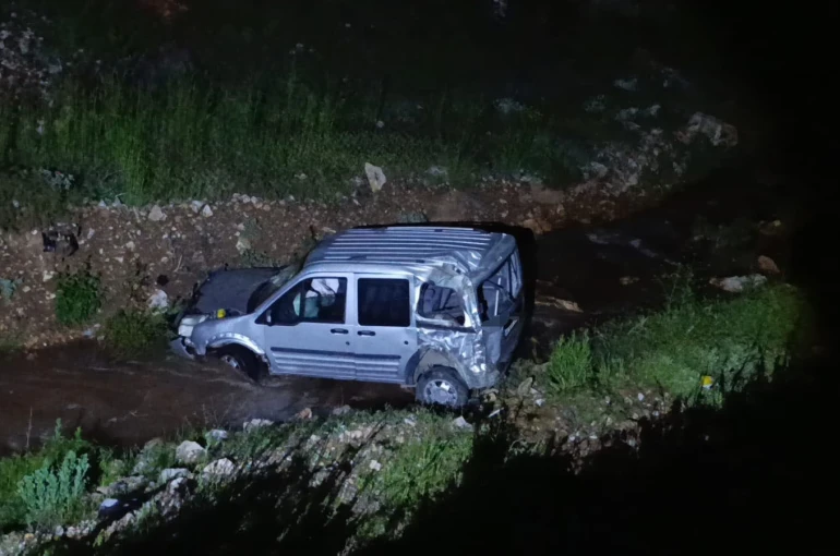 Malatya’da hafif ticari araç dereye uçtu: 1 yaralı