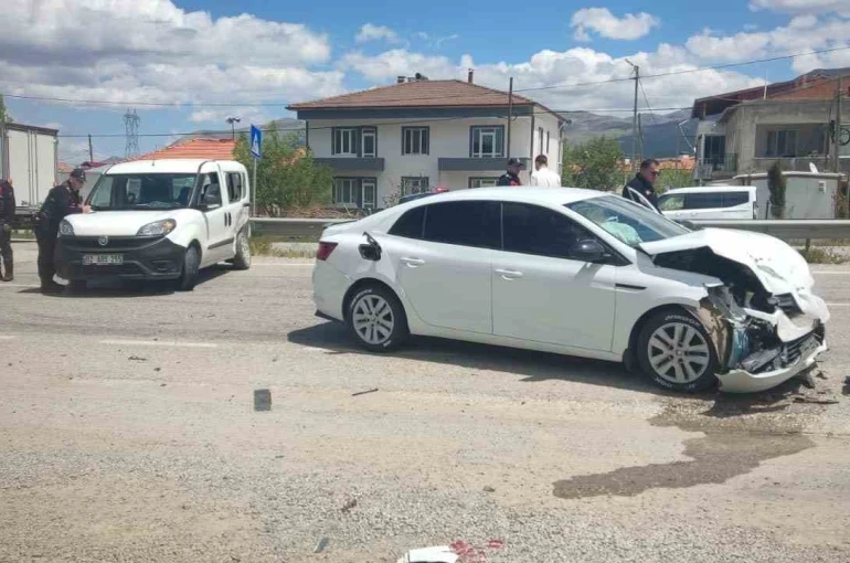 Malatya’da hafif ticari araç ile otomobil çarpıştı: 2 yaralı