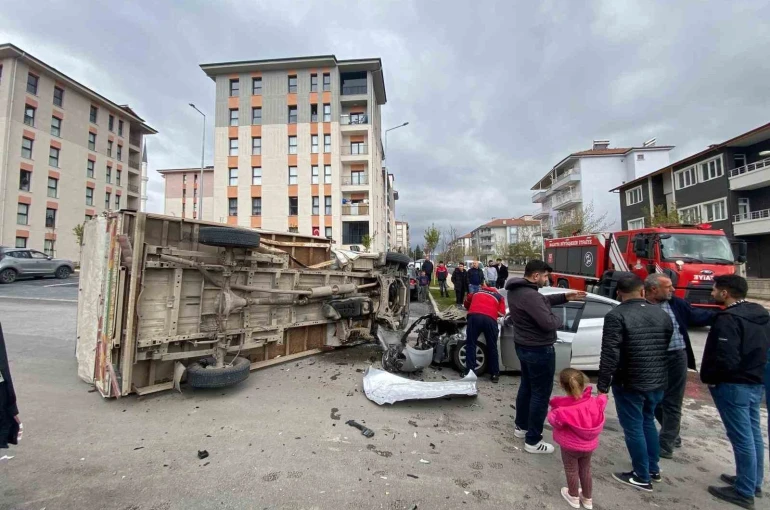Malatya’da kamyonet ile otomobil çarpıştı: 2 yaralı