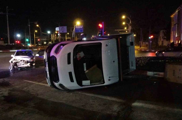 Malatya’da kamyonetin devrilme anı kamerada