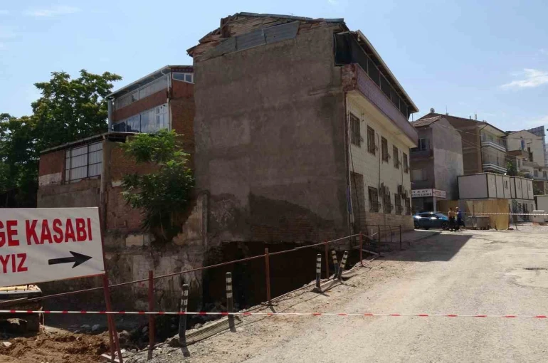 Malatya’da kazı sırasında temelinde göçük meydana gelen apartman boşaltıldı