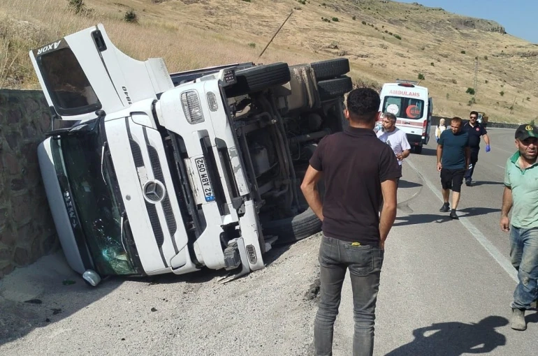 Malatya’da kontrolden çıkan tır devrildi 