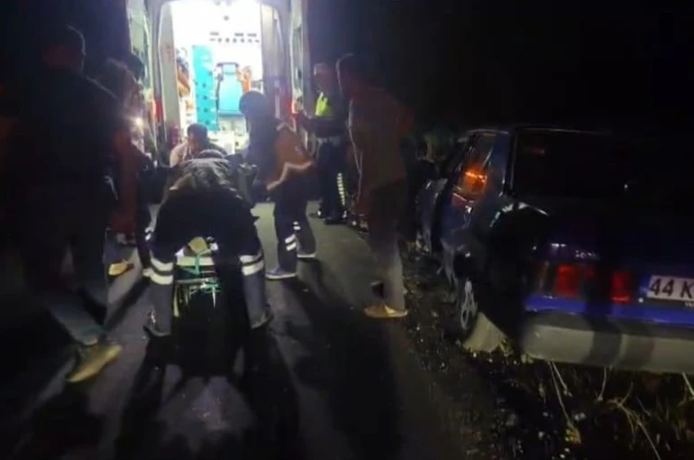 Malatya’da lastiği patlayan otomobil refüje çarptı: 1 yaralı